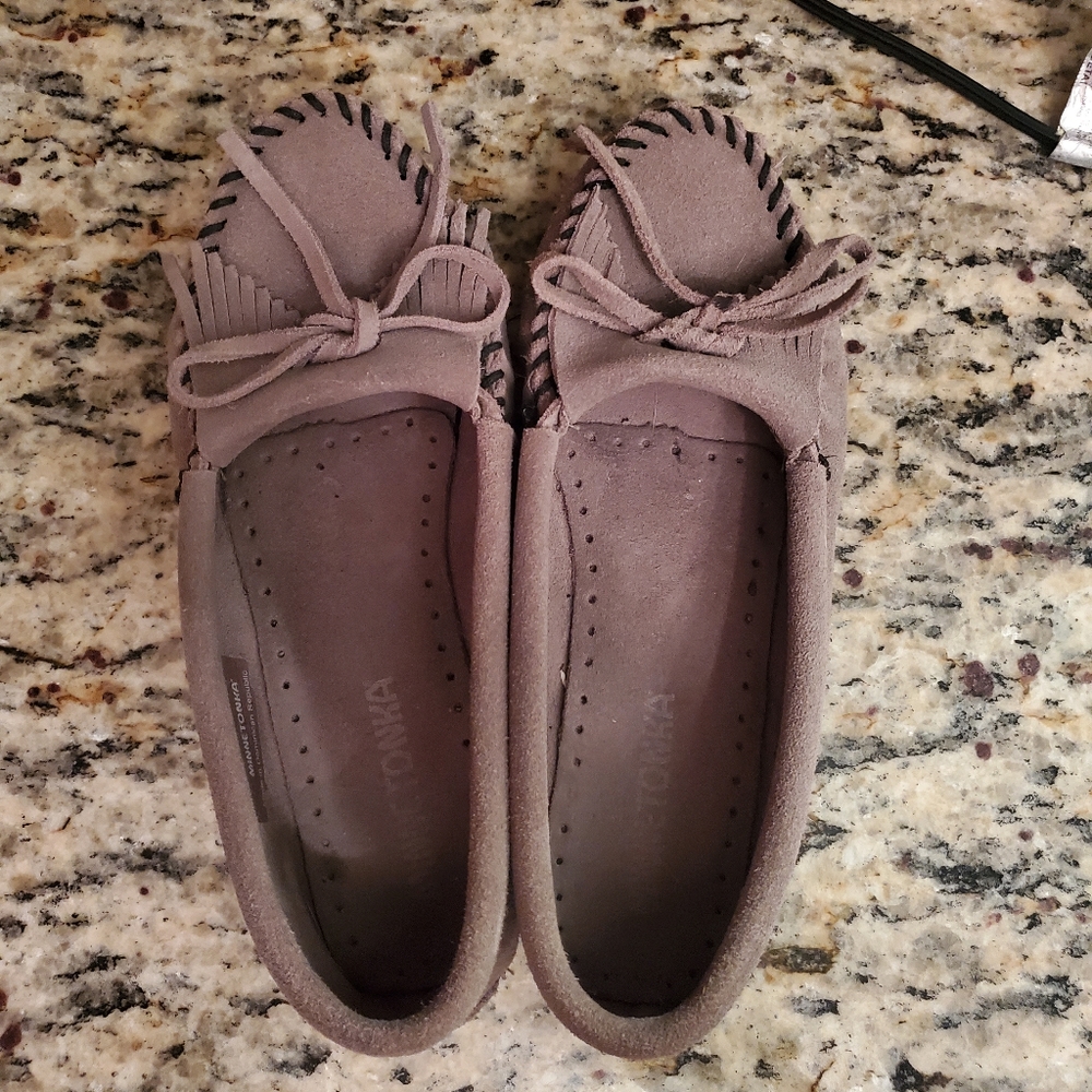 Minnetonka Moccasins kilty hardsole grey